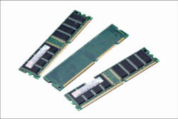 Оперативная память с жёлтой ламелью