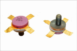 Транзисторы типа КТ957, 2Т957 и подобные. Винт без позолоты.