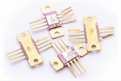 Микросхемы серии 142ЕН и подобные, 8 больших выводов, с радиатором